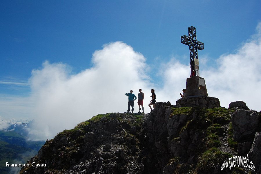 12 Sagome in controluce sulla cima dell'Alben.jpg